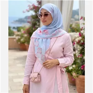 روسری نخ کاستوم قواره بزرگ 140 در 140 طرح آرام آبی و صورتی