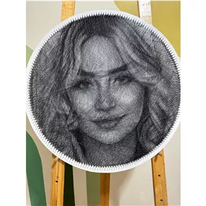 تابلو میخ و نخ تک چهره دختر