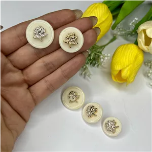 دکمه گل رز کرم طلایی