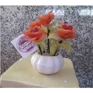 گلدان توپی با گلبرگ رنگی