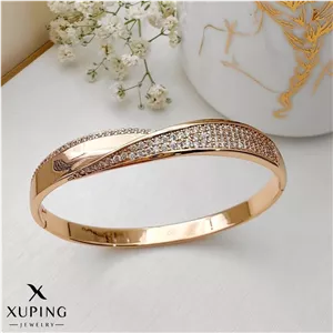 بنگل زنانه کد 3768 وارداتی،دستبند زنانه نگین دار کپی طلا،النگو زنانه قفل دار مجلسی