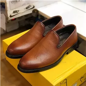 کفش چرم مجلسی مردانه طرح کالج عسلی رویه چرم طبیعی گاوی آستر چرم بزی کفی طبی زیره لاستیک نشکن قالب استاندارد 6 ماه ض