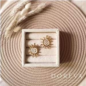گوشواره طرح خورشید طلایی میناکاری