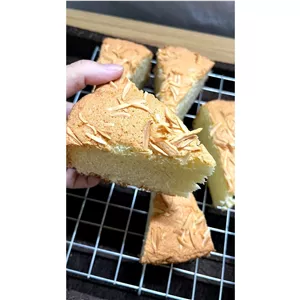 کیک وانیلی با پرک بادام و شکلات