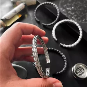 دستبند النگویی طرح حصیری بافت–استیل رنگ ثابت و ضد حساسیت