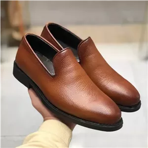 کفش چرم مجلسی مردانه طرح کالج عسلی رویه چرم طبیعی گاوی آستر چرم بزی کفی طبی زیره لاستیک نشکن قالب استاندارد 6 ماه ض