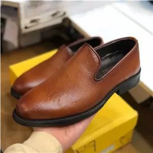 کفش چرم مجلسی مردانه طرح کالج عسلی رویه چرم طبیعی گاوی آستر چرم بزی کفی طبی زیره لاستیک نشکن قالب استاندارد 6 ماه ض