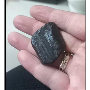 سنگ شبق کهربای سیاه 