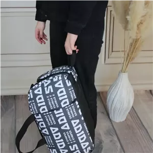 ساک ورزشی و اسپرت پارچهای با بند بلند و جیب بیرونی ابعاد 45x30x20 سانتیمتر