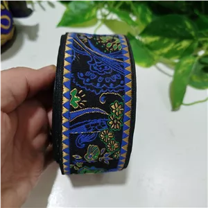 خرج کار سنتی لباس طرح اسلیمی و گل لوتوس