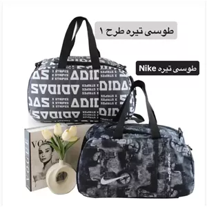 ساک ورزشی و اسپرت پارچهای با بند بلند و جیب بیرونی ابعاد 45x30x20 سانتیمتر