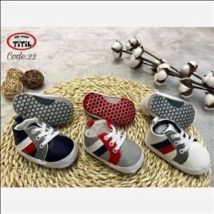 پاپوش نوزادی تی تیل Titil مدل سوزنی در سه رنگ طوسی مشکی سفید  (نوزادی تا 12 ماهگی) در سه سایز کد 22