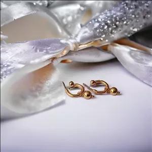 گوشواره میخی روکش طلا طرح حلقه ای با آویز گوی برند آی ام آمریکایی کد P188