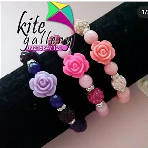 دستبند دخترانه سنگ همراه با رز سرامیکی طرح رز