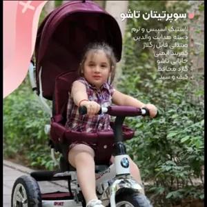 سه چرخه تاشو تیتان پلاس سایه بان دار چرخ سایزبزرگ پارچه ضدآب جا پای تاشو فرمان هدایت والدین همراه کمربندایمنی (پس کرایه)
