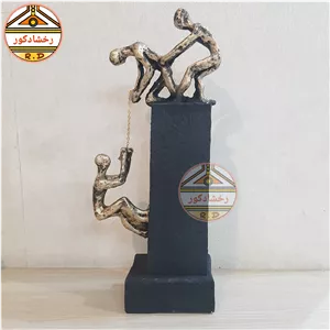 مجسمه دکوری تلاش انسان طلایی مشکی پلی استری