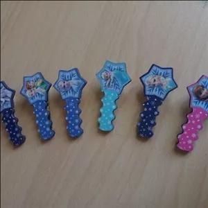 گیره مو فانتزی دخترانه چوبی طرح السا و آنا بسته ی 6 عددی