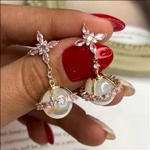 گوشواره جواهری زنانه طرح مروارید دور نگین ضد حساسیت و رنگ ثابت 