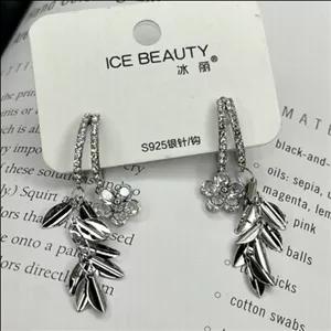 گوشواره جواهری زنانه طرح آویز برگ  ضد حساسیت و رنگ ثابت 