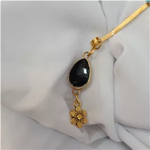 گیره روسری زنانه طرح اشک نگین دار مهره دار مشکی رنگ با آویز گل