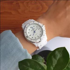 ساعت دخترانه ایکی رنگ بند و بدنه سفید عقربه آبی رنگ 