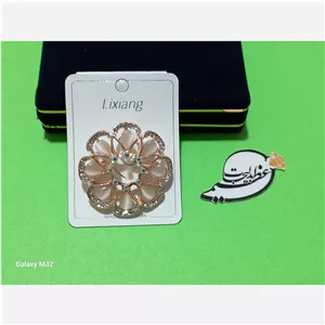 سنجاق سینه رنگ ثابت نگین کاری شده بسیار با کیفیت طرح گل دایره ای نگین کاری شده و لاکچری 