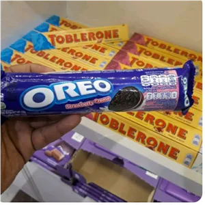 بیسکویت اوریو Oreo با کرم توت فرنگی وزن 133 گرم