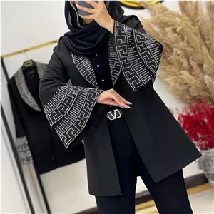 مانتو کتی مجلسی آستین کلوش طرح ورساچ از سایز 38 تا 50 جنس مازراتی اعلا رنگ مشکی 