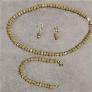 ست دستبند گردنبند و گوشواره مهره ای زیتونی سایز دو ایکس لارج با برشهای منتظم