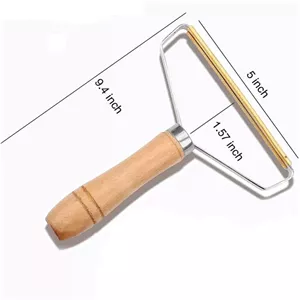 پرزگیر دستی لباس و فرش دسته چوبی مدل 42399