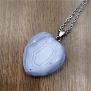 گردنبند عقیق سلیمانی تراش قلب درشت با کیفیت و فرکانس عالی و قیمت مناسب،(وزن خالص سنگ 16گرم ))