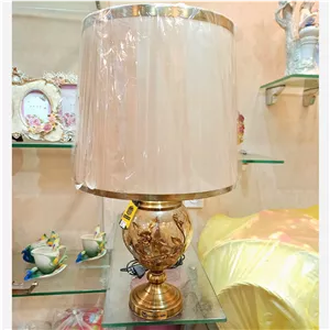 آباژور طرح برنجی کلاسیک با طراحی خاص و شید پارچه ای لوکس