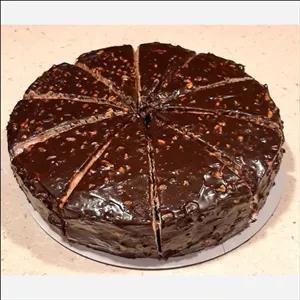 کیک اسنیکرز کافیشاپی 10 اسلایسی،کیک با فیلینگ خامه و کارامل خونگی و بادام زمینی رست شده بسیار خوشمزه و لطیف 