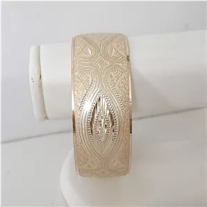 النگو تک پوش طلاروس رنگ ثابت پهنا 2 5 سانت فقط سایز 2 با طلا مونمیزنه و مناسب استفاده دائم ورق بزنید لطفا 