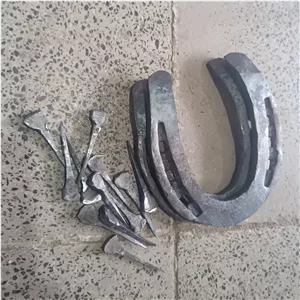 نعل اسب با دوازده عدد میخ نعل