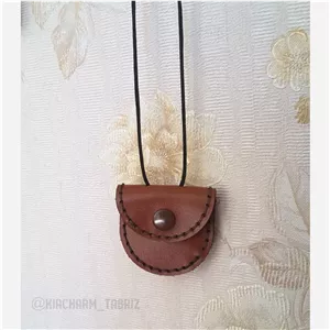 کیف دعا یا گردن آویز دعا چرم طبیعی دستدوز