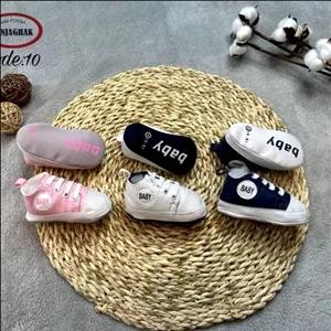 پاپوش نوزادی تی تیل Titil مدل کوچی در سه رنگ طوسی زرد سفید  (نوزادی تا 12 ماهگی) در سه سایز کد 34