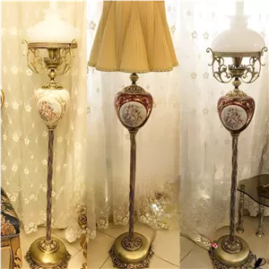 آباژور کنار سالنی ایستاده لمپا لنتر چینی برنز چراغ حباب دار شمعدان آنتیک  برنزی برنجی پایه سنگین