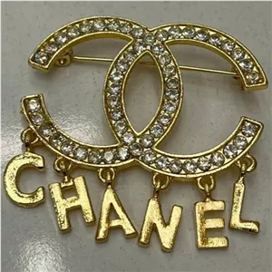 گل سینه نگین جواهری مدل شنل Chanel طلایی تنوع طرح رنگ کاملا ثابت کد bn (پس کرایه)