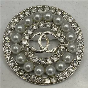 گل سینه نگین جواهری مدل شنل Chanel نقره ای تنوع طرح رنگ کاملا ثابت کد bn (پس کرایه)