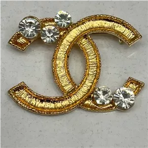 گل سینه نگین جواهری مدل شنل Chanel تنوع طرح رنگ کاملا ثابت کد bn (پس کرایه)
