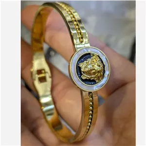 دستبند النگویی و بنگل استیل زنانه طرح ورساچ versace تنوع طرح رنگ ثابت کد sh