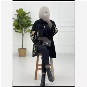 مانتو زنانه گلدوزی شده جنس مخمل شنل اعلا سایزبندی 38 تا 50 رنگ مشکی