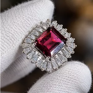 انگشتر زنانه نقره ۹۲۵ ایتالیایی با آبکاری طلا سفید بسیار پرکار با نگین گارنت ردولایت 