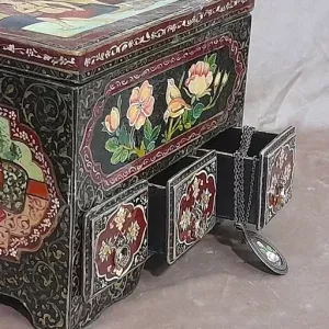 جعبه آرایشی پاپیه ماشه کشودار بانقاشی لاکی روغنی باطول 25 سانتی متر وعرض 20 سانتی متر وارتفاع 25 سانتی متر با رنگ گیاهی دکوبازار مدل 711992