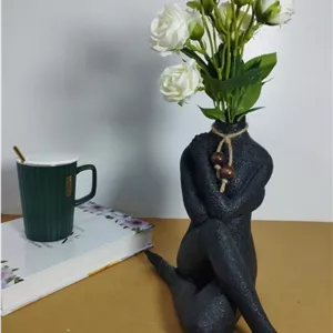 گلدان دختر نشسته