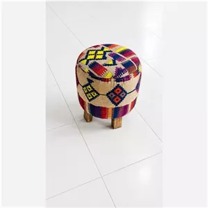 پاف سنتی و شیک با طرح گلیم، مناسب دکوراسیون منزل و جهیزیه دارای طرح هندسی و رنگبندی جذاب و متنوع، پایههای چوبی و فرم مبلمان فرنا مدل 1106736