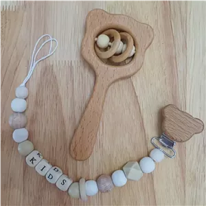 ست جغجغه و بند پستونک چوب راش خرس (تم کرم)